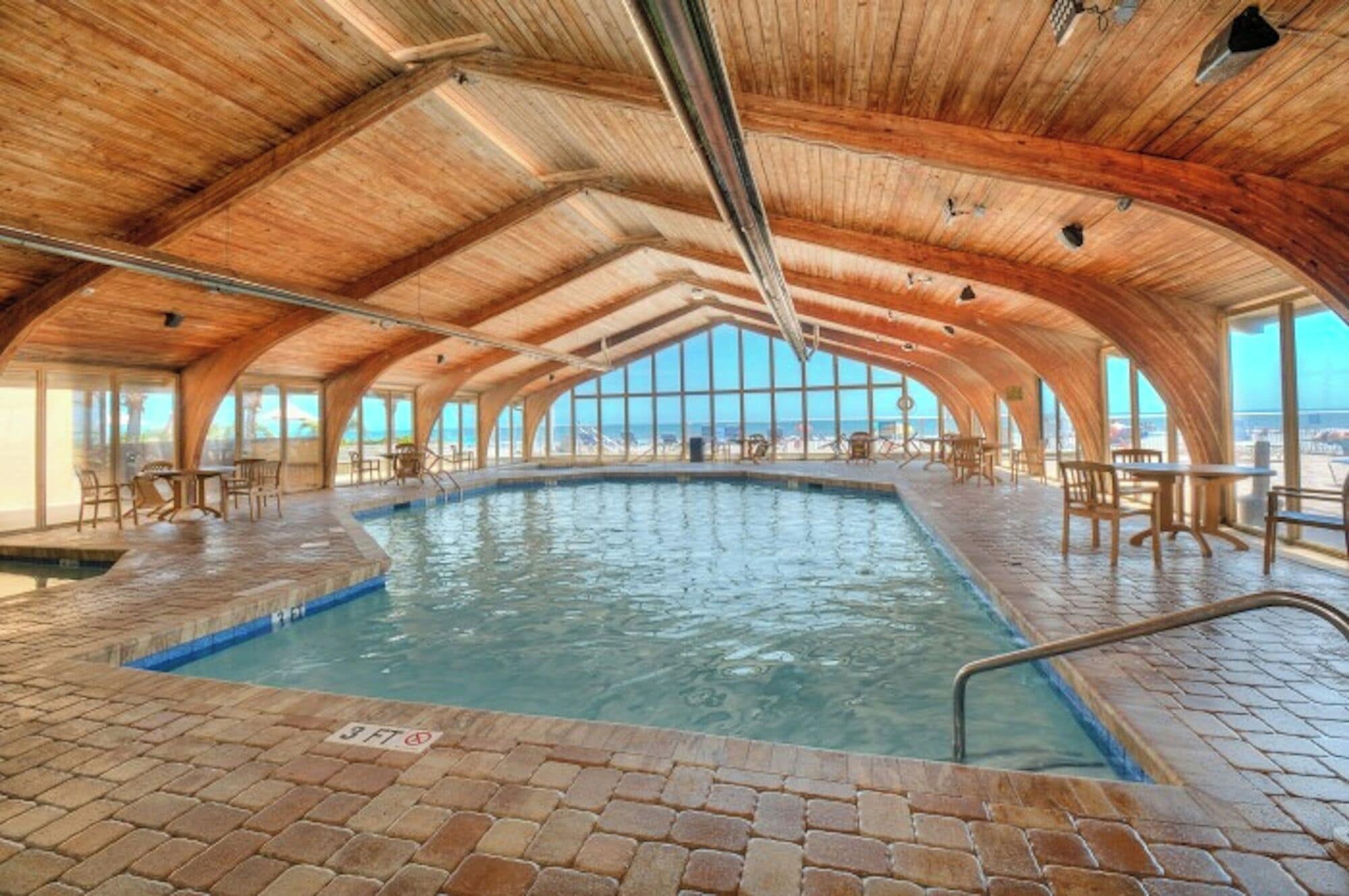 Piscine intérieure, piscine extérieure