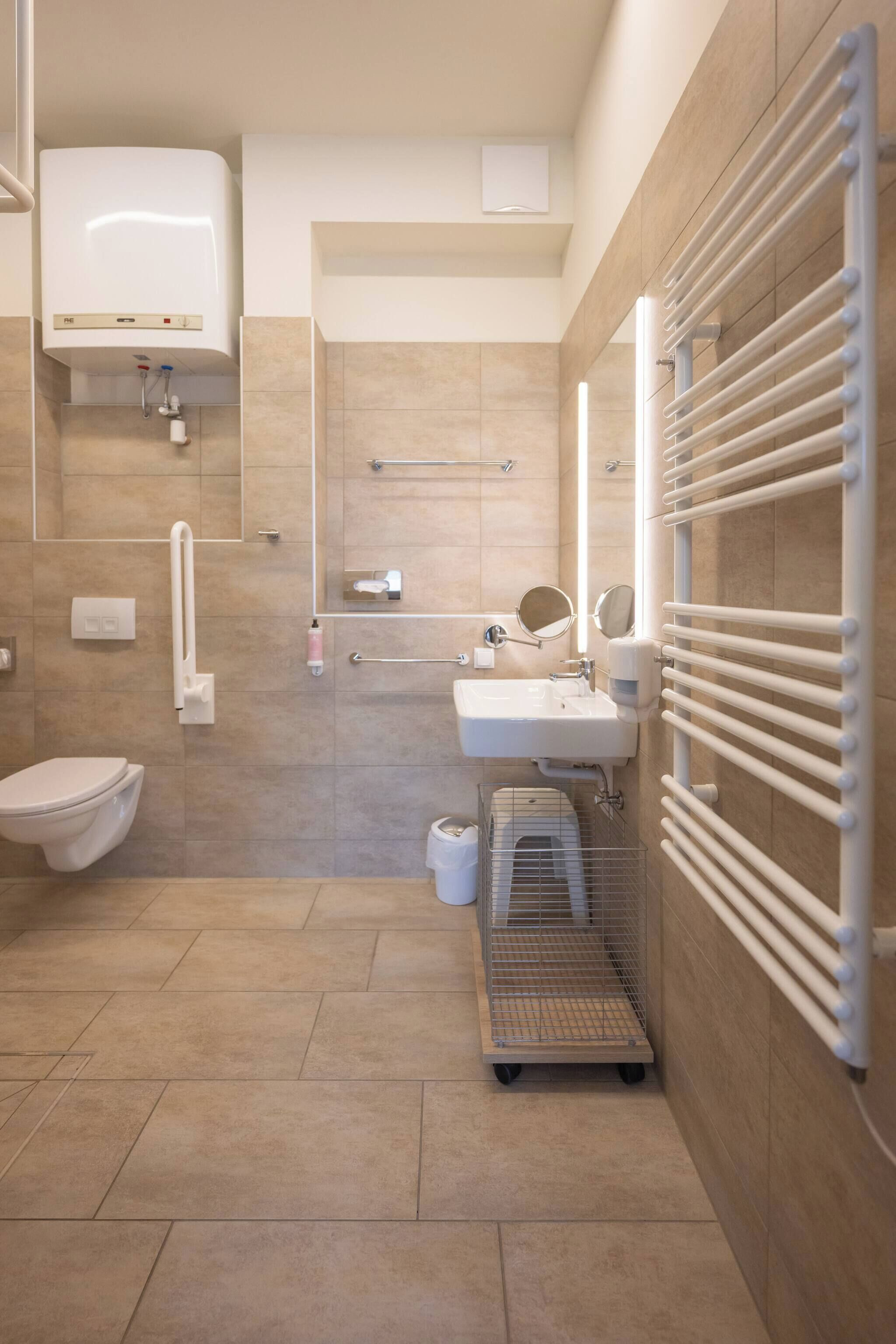 Apartment, 1 Bedroom, Accessible, Smoking | Bathroom