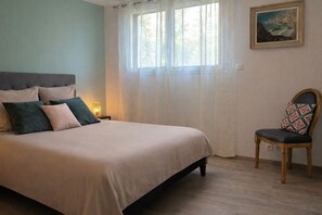 4 chambres, bureau, fer et planche à repasser, lit parapluie