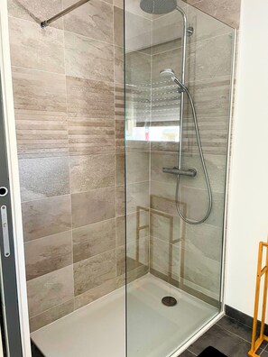 Shower, hair dryer, towels, soap - Cosy house 4 bedrooms, Saint-Coulomb center, beaches 5mn (Saint-Coulomb)