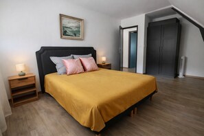 4 bedrooms, desk, iron/ironing board, travel crib - Cosy house 4 bedrooms, Saint-Coulomb center, beaches 5mn (Saint-Coulomb)