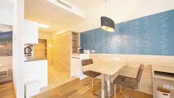 Apartment, 1 Bedroom, Accessible, Smoking | Dining room