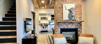 Walk to NAU & Downtown - 2BR Historic Home w/ AC, Fireplace, Chef’s Kitchen