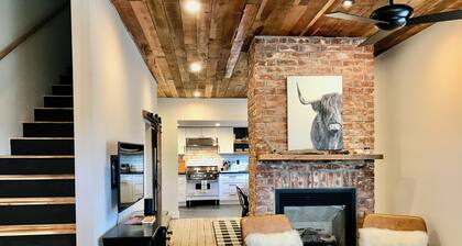 Walk to NAU & Downtown - 2BR Historic Home w/ AC, Fireplace, Chef’s Kitchen