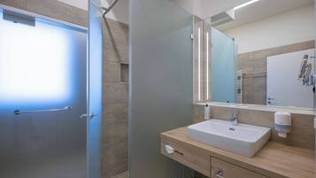 Apartment, 1 Bedroom, Accessible, Smoking | Bathroom