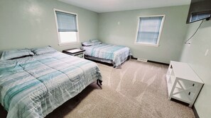 3 bedrooms, free WiFi, bed sheets - Lake Erie Fisherman’s Retreat – 3BR Home in Vermilion with boat parking space. (Vermilion)