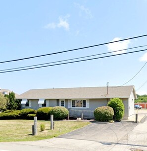 Exterior - Lake Erie Fisherman’s Retreat – 3BR Home in Vermilion with boat parking space. (Vermilion)