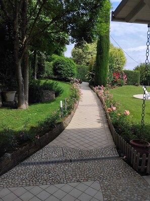 Property grounds - Luxurious apartment in villa with exclusive use of pool and garden (Toscana)