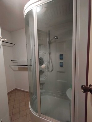 Dusche, Haartrockner, Bidet, Handtücher