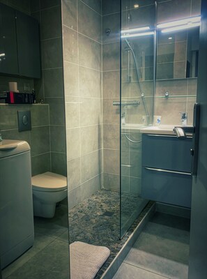 Bathroom - Vrbo Property (Le Grau-du-Roi)