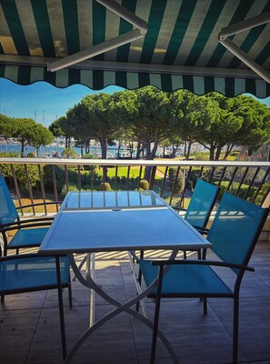 Outdoor dining - Vrbo Property (Le Grau-du-Roi)