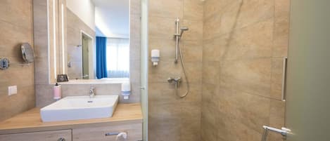 Apartment, 1 Bedroom, Accessible, Smoking | Bathroom