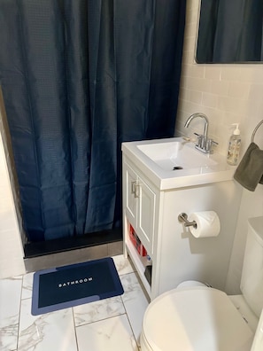 Shower, hair dryer, towels, soap - Fabulous 3-bedroom apartment -Park Ave 1 - NY skylines  (Guttenberg)