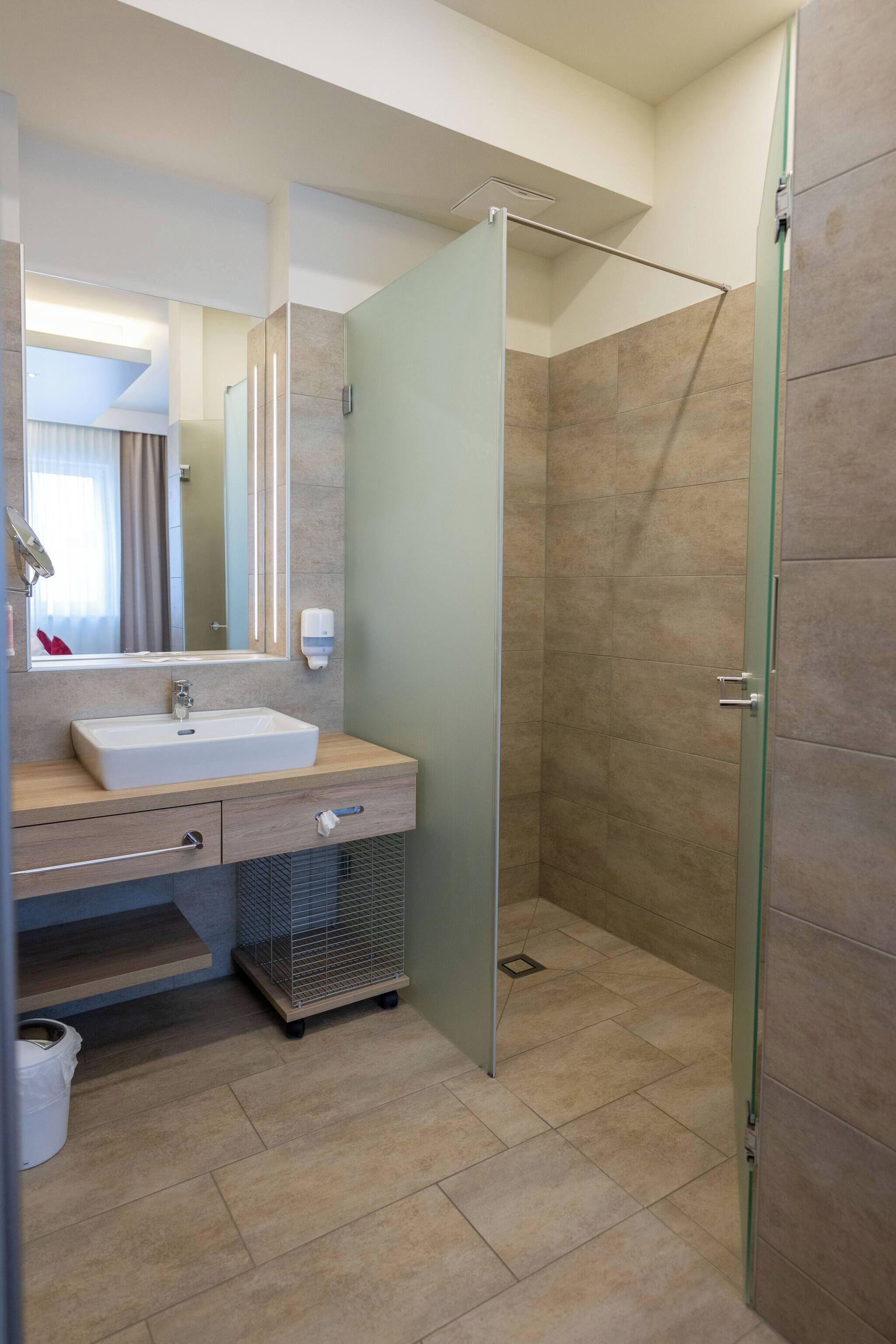 Apartment, 1 Bedroom, Accessible, Smoking | Bathroom