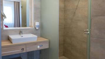 Apartment, 1 Bedroom, Accessible, Smoking | Bathroom