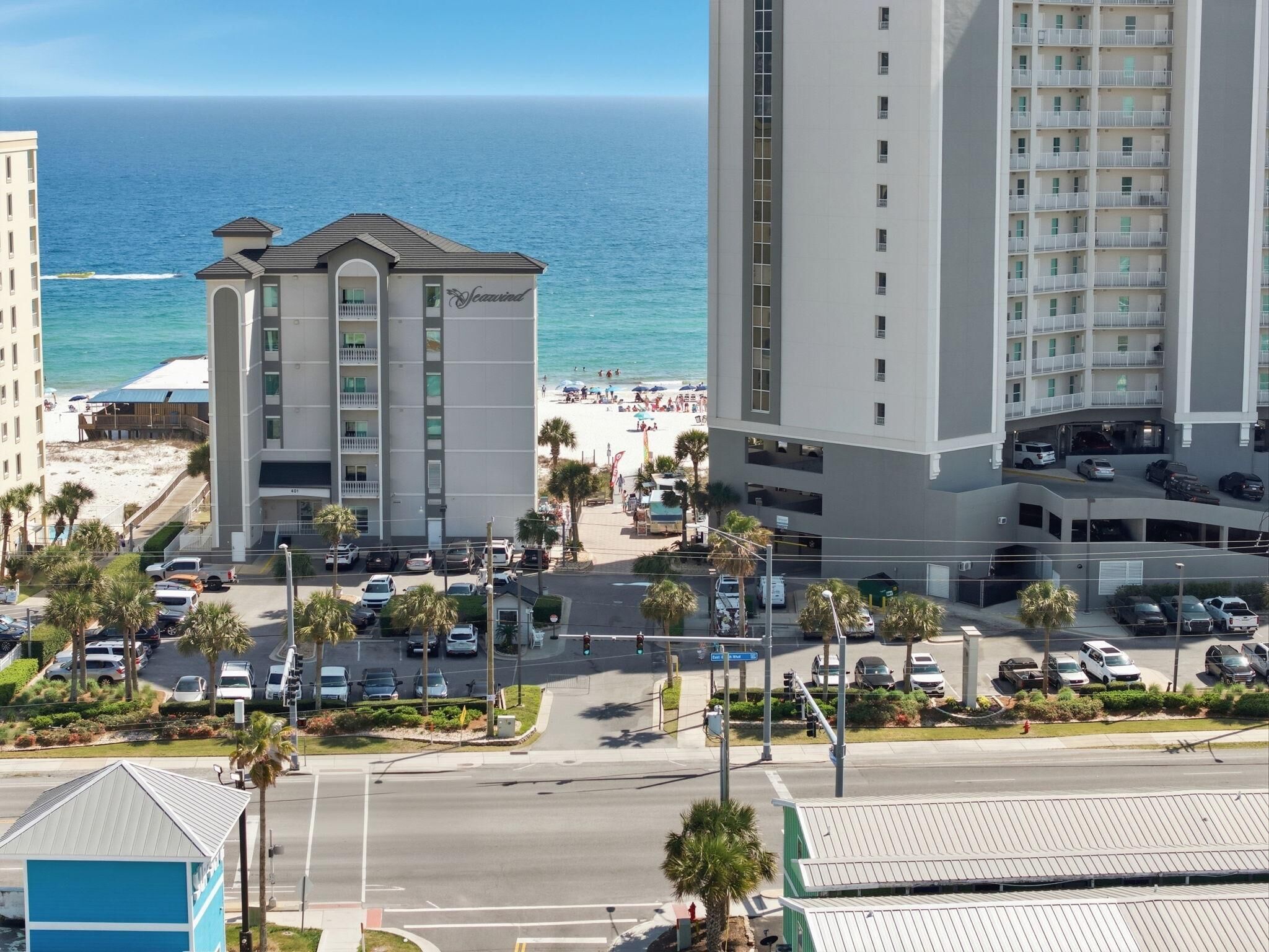 Ein Hotel an der Küste mit Blick auf Strand und Meer.
