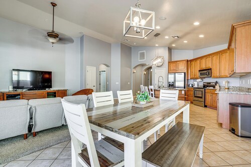 Poolside Oasis: Group-friendly Getaway in Phoenix!