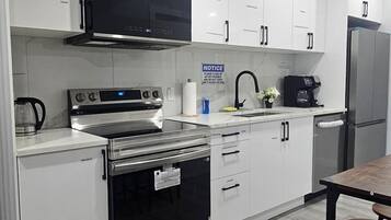 Refrigerador, microondas, horno, placa de cocina