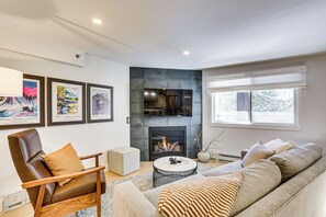 Apartment (2 Bedrooms) | Front of property - Steps to Free Bus Stop! Updated East Vail Condo (Vail)