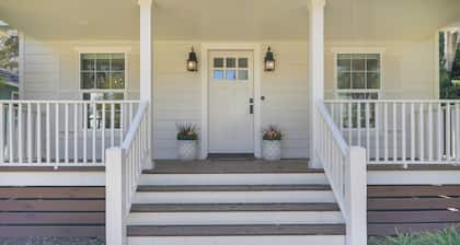 5 Mi to Pier Village: Coastal Jade Cottage