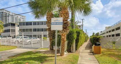 Steps to Sand! Singer Island Getaway w/ Bikes