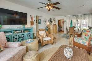 Interior - Steps to Sand! Singer Island Getaway w/ Bikes (Singer Island)