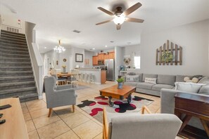 TV - Luxury 5 Bed 4 Bath with Pool and Resort Clubhouse - Minutes to Disney (Kissimmee)