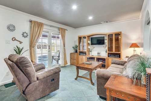 Patio w/ Garden Views! Tranquil Tucson Townhome