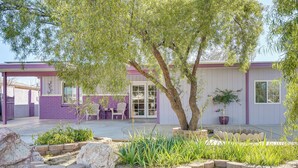 A building with a purple exterior, a covered patio area, and a garden with rocks and plants. - Patio w/ Garden Views! Tranquil Tucson Townhome (Tucson)