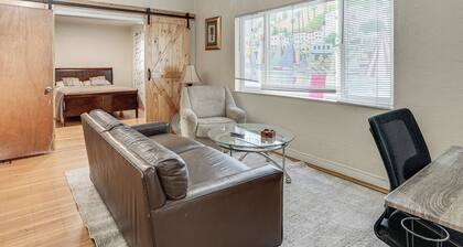 Walkable Dtwn Oakland Apt w/ Shared Rooftop!