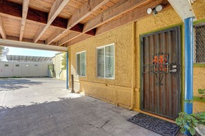 Interior - Walkable Dtwn Oakland Apt w/ Shared Rooftop! (Oakland)