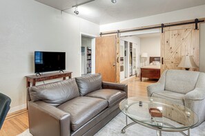 Interior - Walkable Dtwn Oakland Apt w/ Shared Rooftop! (Oakland)