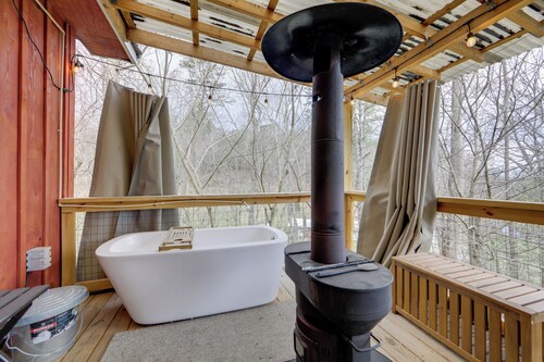 Soaking Tub! Creekside Couples Haven in Cosby