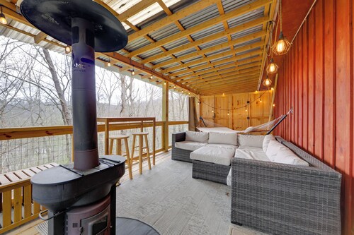 Soaking Tub! Creekside Couples Haven in Cosby