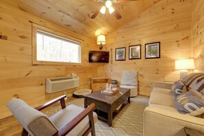 Interior - Soaking Tub! Creekside Couples Haven in Cosby (Cosby)