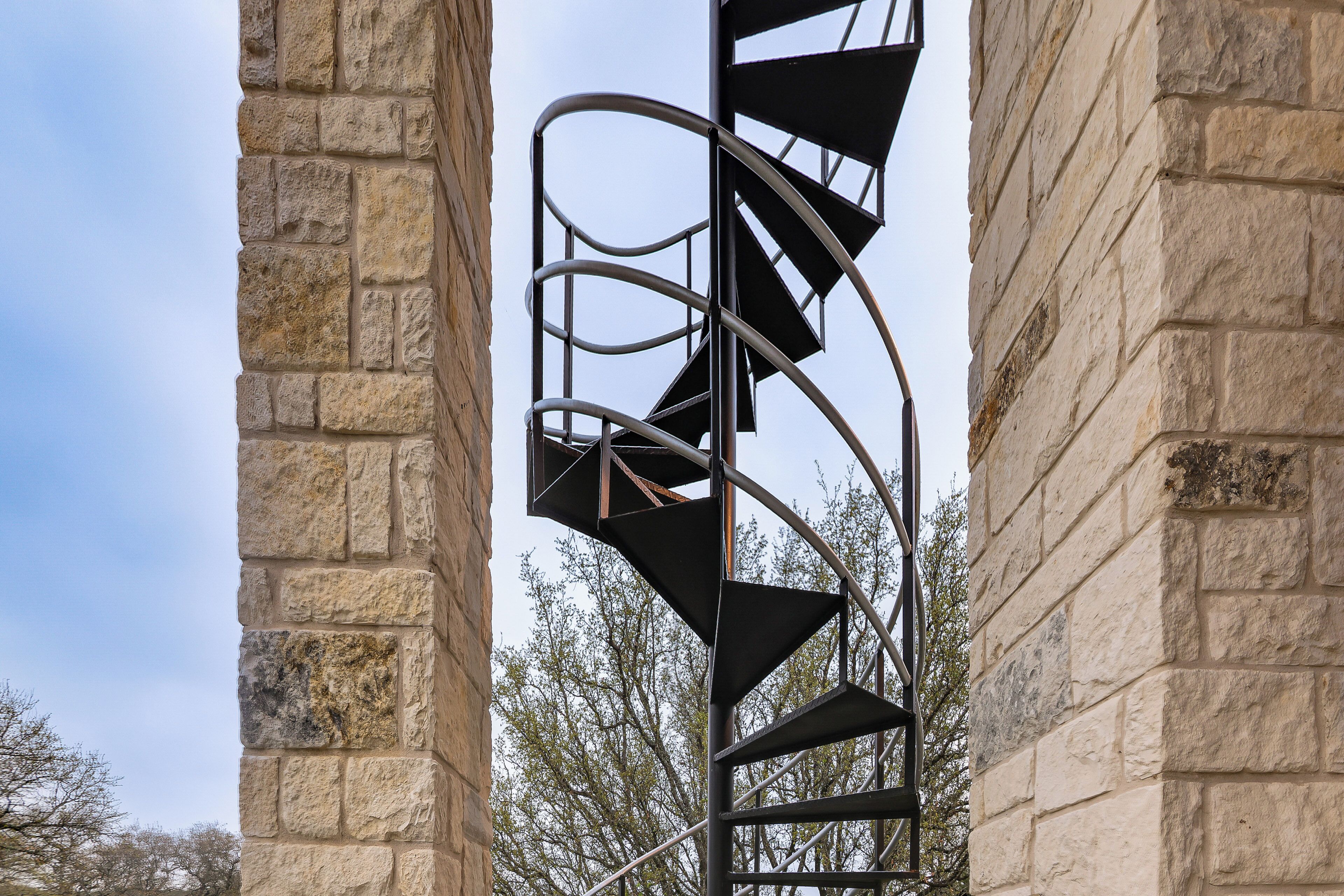 Eine Wendeltreppe an einem Steinhaus.