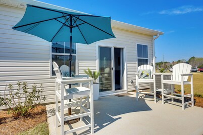 2 Mi to Ocean Isle Beach! Coastal Getaway w/ Patio