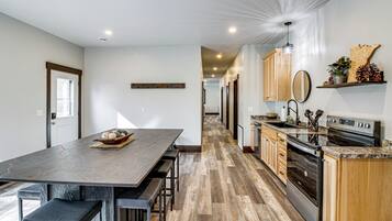 House (3 Bedrooms) | Interior