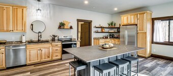 4 ไมล์ถึงสนามกอล์ฟ: บ้านสำหรับครอบครัว ใน นิสวา, ใกล้ทะเลสาบ!