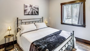 A bedroom with a bed, bedside lamps, a window with curtains, and a wall-mounted picture. - 4 Mi to Golf: Family Home in Nisswa, Near Lakes! (Nisswa)