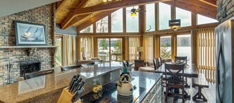 Sauna & Pool Table: Family Home on Lake Chicagon