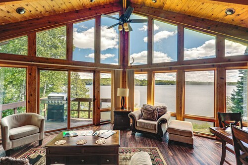 Sauna & Pool Table: Family Home on Lake Chicagon