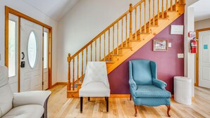 Eine Treppe mit hölzernen Geländern und einer weißen Wand mit einem gerahmten Bild.