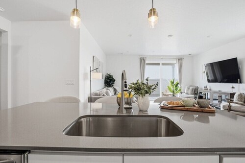 Modern Eagle Retreat | 4BR • Sleeps 8 • Dog-Friendly + Pickleball