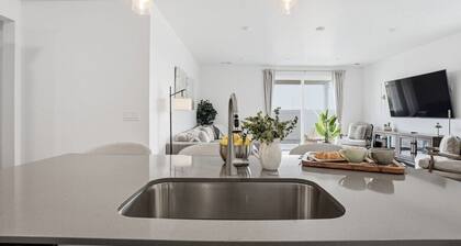 Modern Eagle Retreat | 4BR • Sleeps 8 • Dog-Friendly + Pickleball