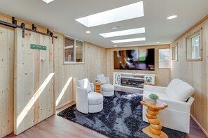 Interior - Luxury Tacoma Home Near Waterfront & Golfing! (University Place)