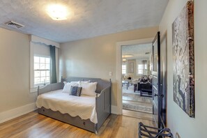 Interior - Walk to Parks & Dining! Spacious New London Escape (New London)