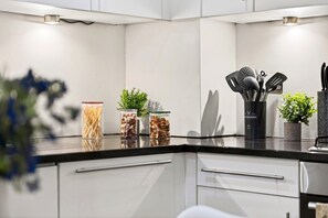 Wasserkocher mit Kaffee-/Teezubehör, Kühlschrank, Mikrowelle, Ofen