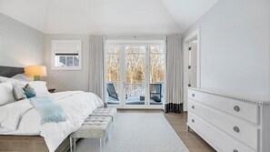 Tabla de planchar con plancha, internet y ropa de cama 