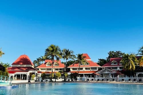 2 outdoor pools